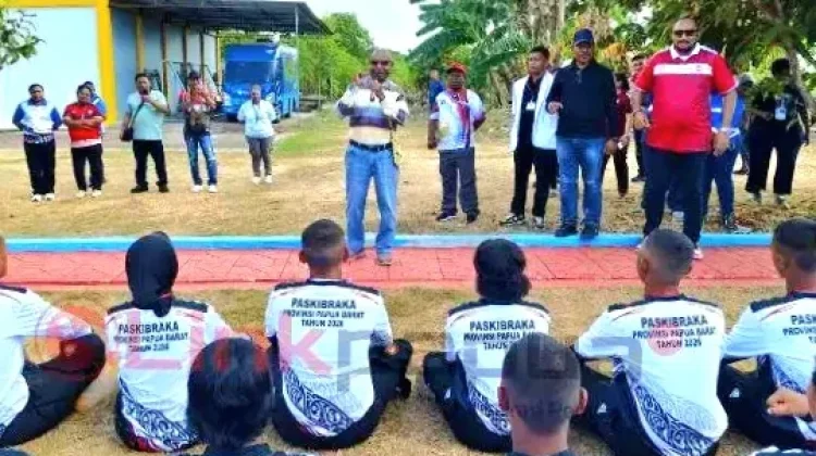 Gubernur Papua Barat Tekankan Disiplin saat Tinjau Latihan Paskibraka