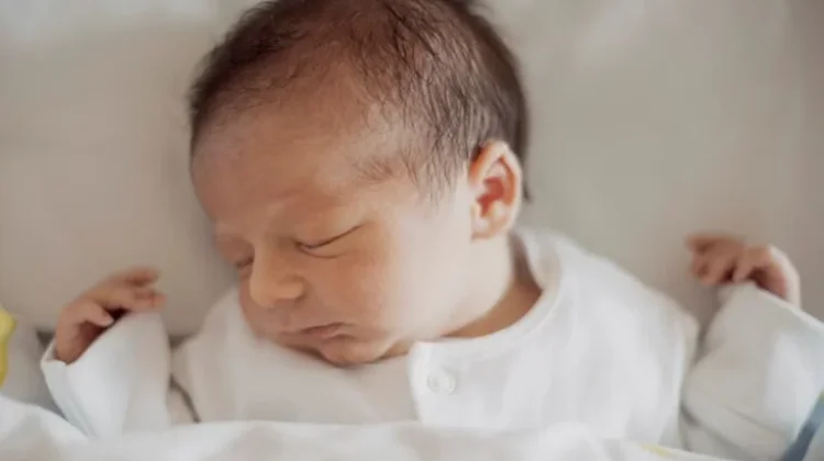 Apa Penyebab Rambut Bayi Tumbuh Tidak Rata?