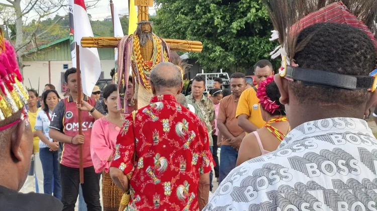 Salib IYD Disambut Umat Stasi Santa Maria Sowi, Jadi Simbol Iman dan Pengorbanan