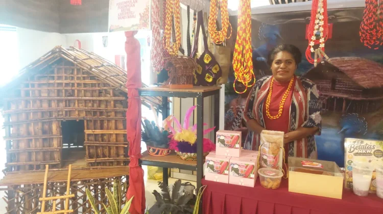 Perempuan Arfak Rajut Budaya Lewat Karya Lokal