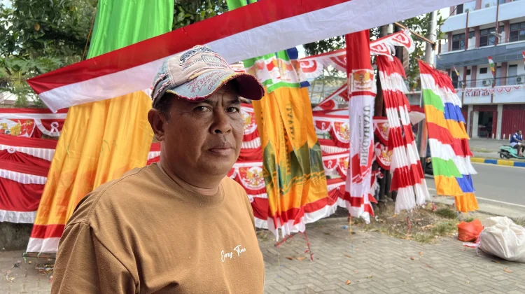 Pedagang Aksesoris HUT RI, Keluhkan Sepi Pembeli