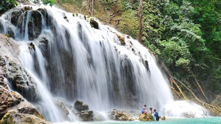 Air Terjun Lapopu, Pesona Tersembunyi Sumba dengan Kolam Hijau Toska