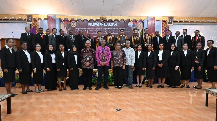 Universitas Papua Lepas 33 Lulusan Pascasarjana