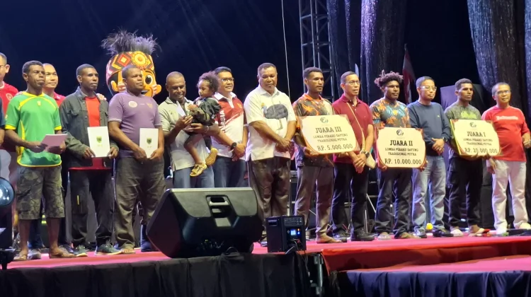 Festival Raimuti Semarak, Pangdam Serahkan Hadiah Bagi Para Pemenang