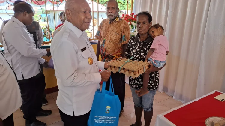 Gubernur Papua Barat Serahkan Bapok untuk Warga Kampung Susweni