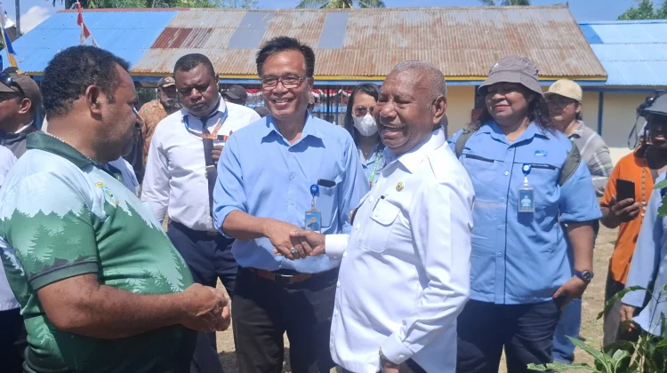 Gubernur Apresiasi Dukungan RRI Manokwari dalam Pembagian Bibit Pohon