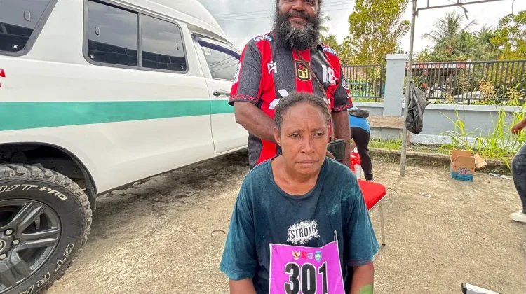Nela Masyewi Lansia Delapan Anak Menjadi Juara Lari Kemerdekaan di Bintuni
