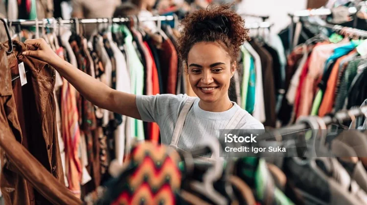 Apa Itu Thrifting? Tren Berburu Pakaian Unik dengan Harga Terjangkau