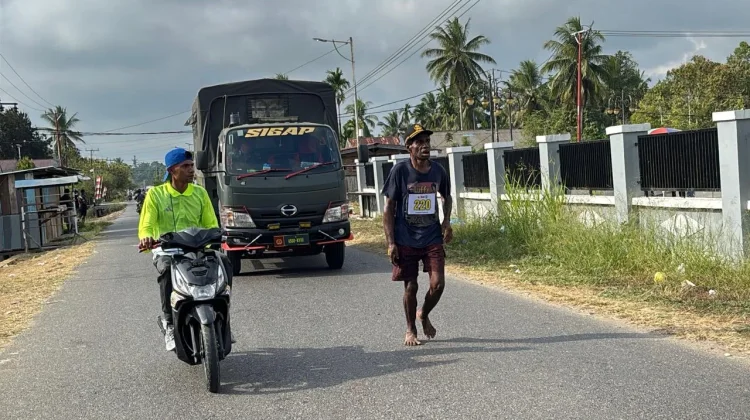 Berusia 58 Tahun, Solamer Taklukkan Lomba 7K tanpa Alas Kaki