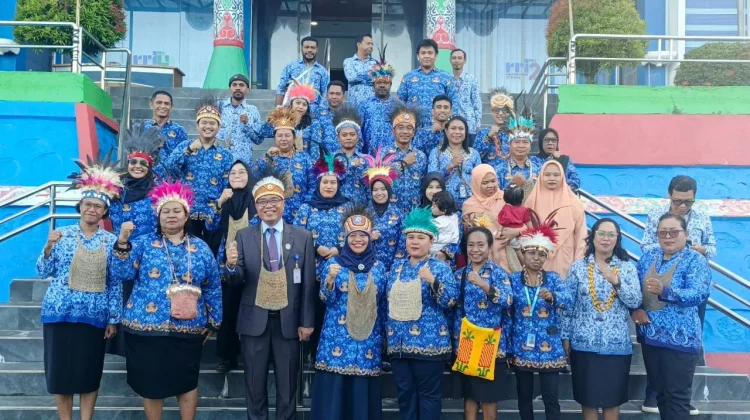 Penggunaan Atribut Daerah dalam Upacara sebagai Wujud Cinta Tanah Air