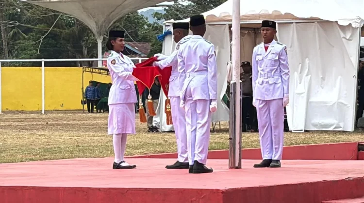 Paskibra Sukses Kibarkan Merah Putih di Teluk Bintuni