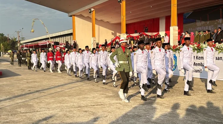 Wabup Joko Lingara Menjadi Irup Penurunan Bendera HUT ke-81 RI