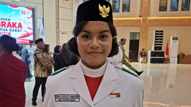 Sophia Hanna Tapilatu Rumaikewi Bangga Jadi Pembawa Baki Penurunan Bendera HUT RI