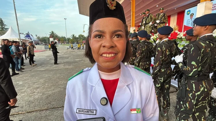Margareta Manikrowi Bangga Jadi Pembawa Baki Paskibra Teluk Bintuni