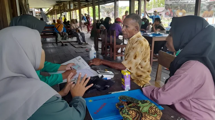 Dinkes Teluk Bintuni Layani Ratusan Warga Pesisir dengan Kapal Bintuni Sehat