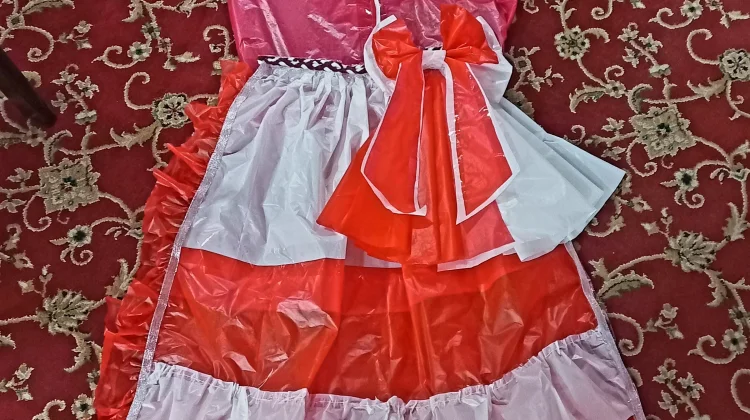 Kreasi Aksesori dan Baju dari Kresek Bekas