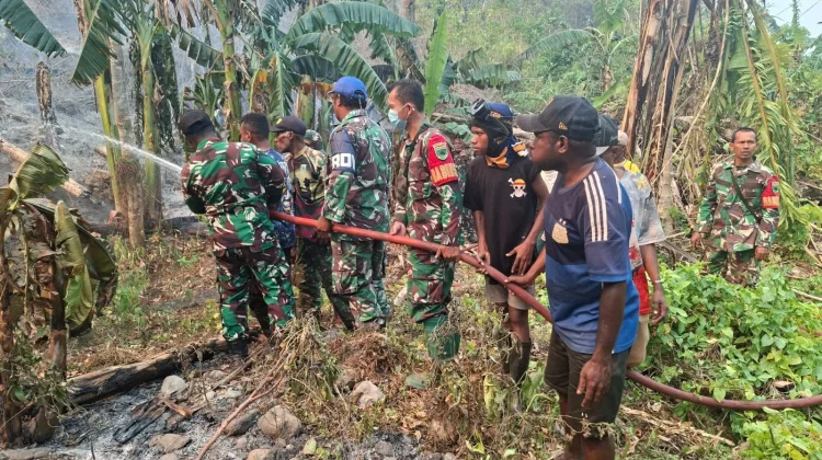 Gerak Cepat TNI dan Warga Padamkan Kebakaran Lahan di Momiwaren