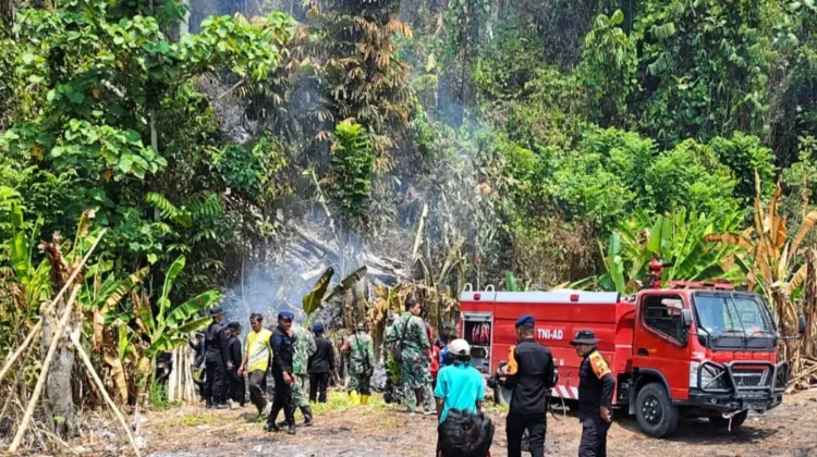 Babinsa Kodim 1801 Manokwari Berjibaku Padamkan Kebakaran diGunung Kapur Maripi