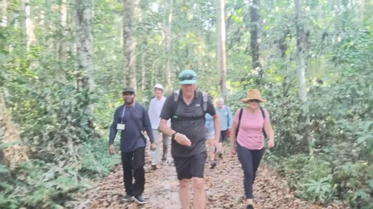 Wisatawan Australia dan Amerika Nikmati Gunung Meja Manokwar