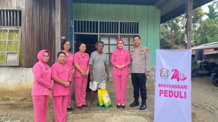 HKGB ke-74, Bhayangkari Bintuni Berbagi Bansos untuk Warga Komplek Pensiun