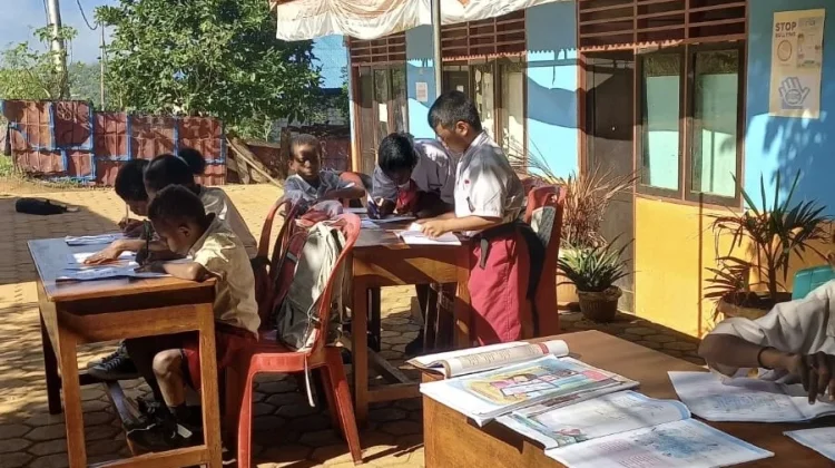 Ruang Terbatas, Siswa SD Sowi Indah Belajar di Luar