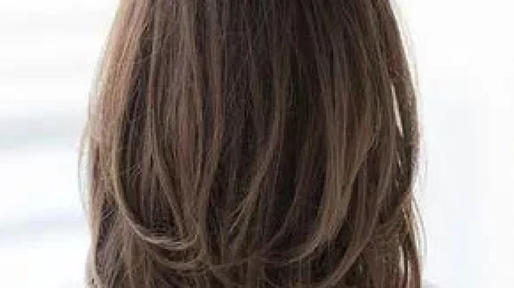 Model Potongan Rambut Oval Layer dari Belakang yang Menawan