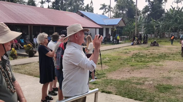 Wisatawan Kapal Pesiar Silver Cloud Kunjungi Aisandami Wondama
