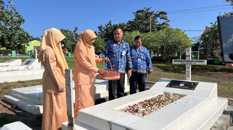 Angkasawan RRI Manokwari Ziarah ke TMP jelang Hari Bhakti