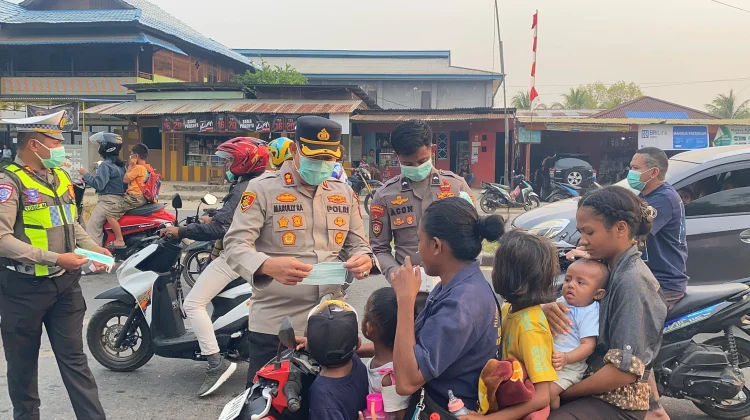 Polres Teluk Bintuni Bagikan Masker di tengah Kabut Asap