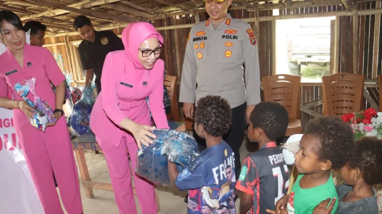 Bhayangkari Salurkan Bantuan Sekolah untuk Anak Moskona Bintuni