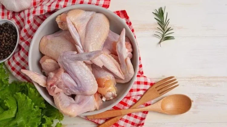 Trik Aman Mencairkan Daging Ayam Beku