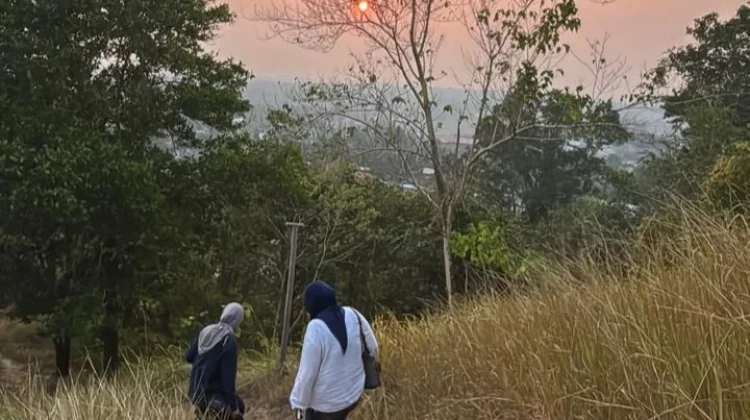 Menyapa Senja dari Ketinggian Bukit Bintang di Kabupaten Teluk Bintuni