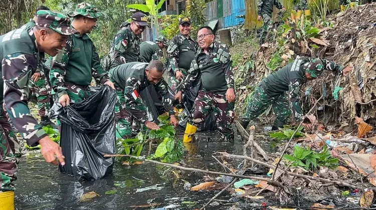 Sambut HUT ke-81 TNI, Kali Sahara Jadi Sasaran Karya Bakti Kodim 1801 Manokwari