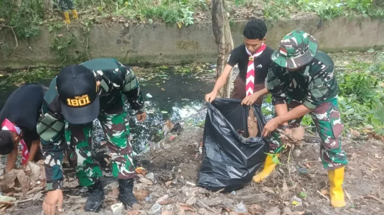 Sambut HUT ke-81 TNI, Dandim 1801 Manokwari Pimpin Karya Bakti Bersihkan Kali Sahara