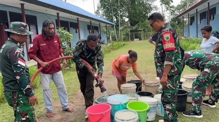 Peduli Kekeringan, Kodim 1801 Manokwari Salurkan Air Bersih