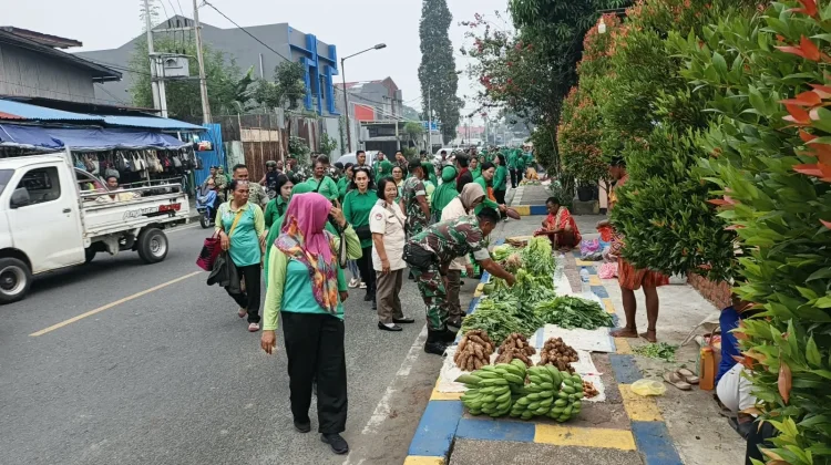 HUT ke-81 TNI, Kodim 1801/Manokwari Belanja di Lapak Mama-Mama Papua