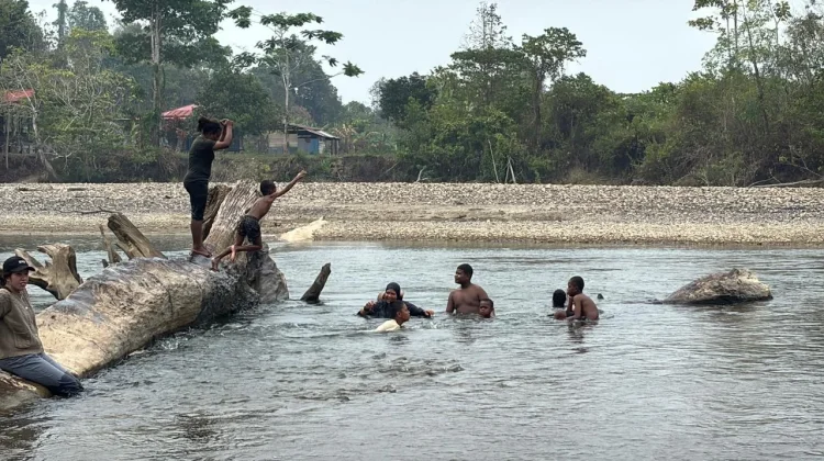 Kali Muturi, Oase Musim Kemarau yang Viral di Teluk Bintuni