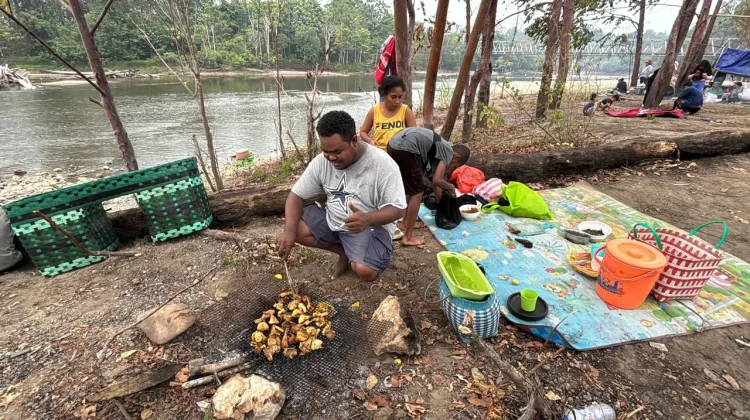 Kali Muturi, Oase Musim Kemarau yang Viral di Teluk Bintuni