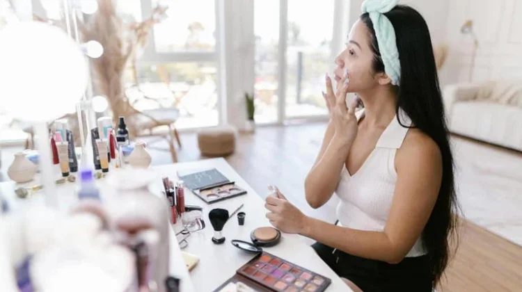 Kesalahan Makeup Membuat Pori- Pori Terlihat Lebih Jelas