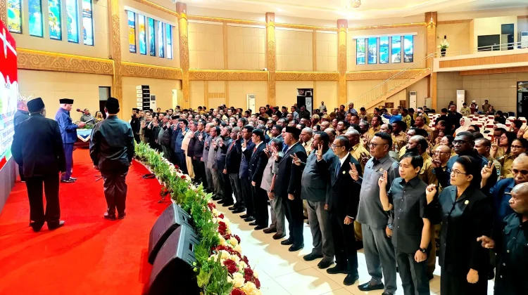 Dominggus Mandacan Lantik 295 Pejabat Pemprov Papua Barat