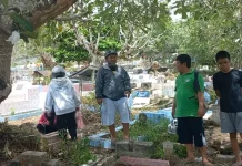 Ziarah Ramadan Ramai di Pemakaman Pasir Putih