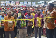 Gubernur Resmikan Gereja Yerusalem Mbondidip di Pegaf, dan Serahkan 500 Sak Semen