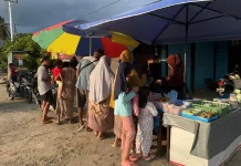Ramadhan Berkah, Pedagang Takjil Argosigemerai, Bintuni Diserbu Warga