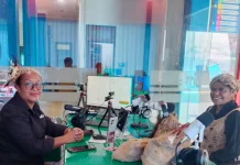 Melestarikan Budaya Melalui Usaha Noken Rajutan Papua