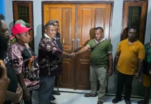 Marga Dorisara Buka Palang Kantor Distrik Sumuri Teluk Bintuni