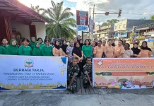 DWP Teluk Bintuni dan Persit Berbagi Takjil Ramadhan