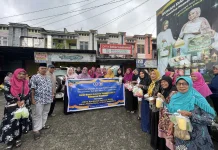 IWST Manokwari Bagikan 1.000 Paket Takjil di Lampu Merah Haji Bauw