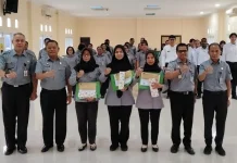 Kanwil Kemenkum Papua Barat Anugerahkan Pegawai Teladan 2026