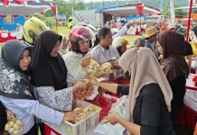 Warga Manokwari Antusias Belanja di Bazar Pangan Murah