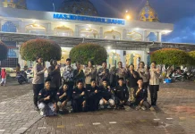 Polwan Polda Papua Barat Bagikan Takjil Ramadan